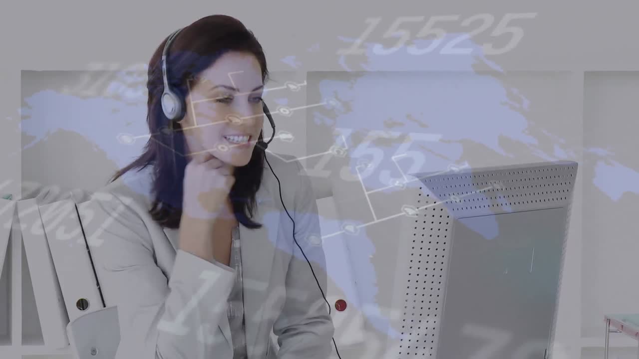 animación del mapa del mundo y procesamiento de datos sobre una mujer de negocios con auriculares