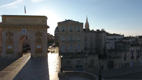 Seitwärtsflug-Von-Rechts-Nach-Links-über-Den-Arc-De-Triomphe-In-Montpellier,-Sonniger-Tag,-Frankreich