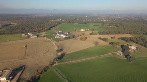 Llagostera-Comarca-De-La-Selva-Luftaufnahme-Mit-Drohne-Kultiviertem-Feld-Spanien