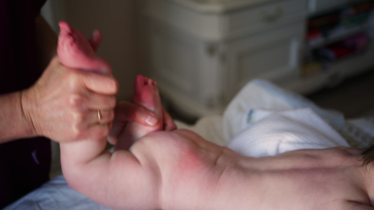 Assistente che esegue esercizi di mobilità con un bambino.