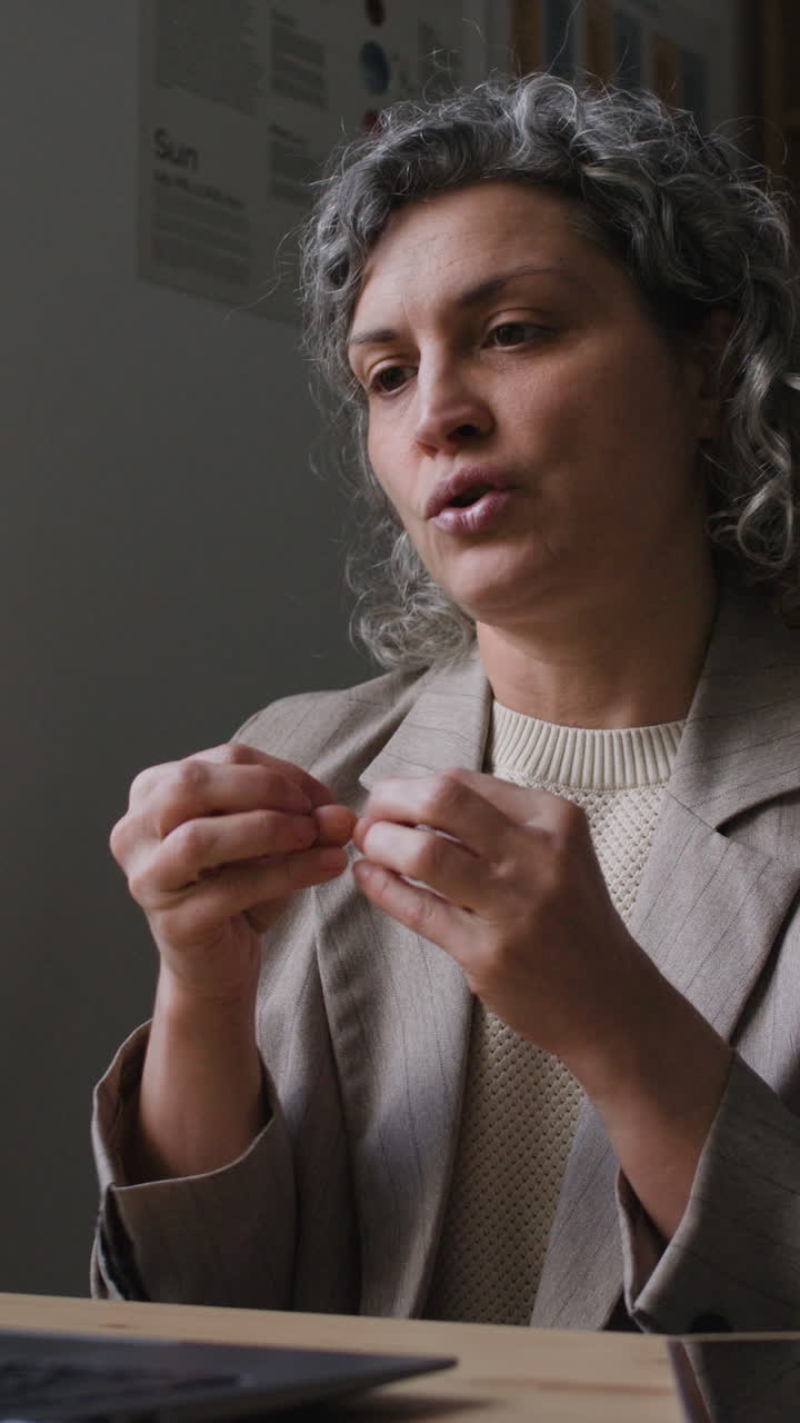 mujer en conversación