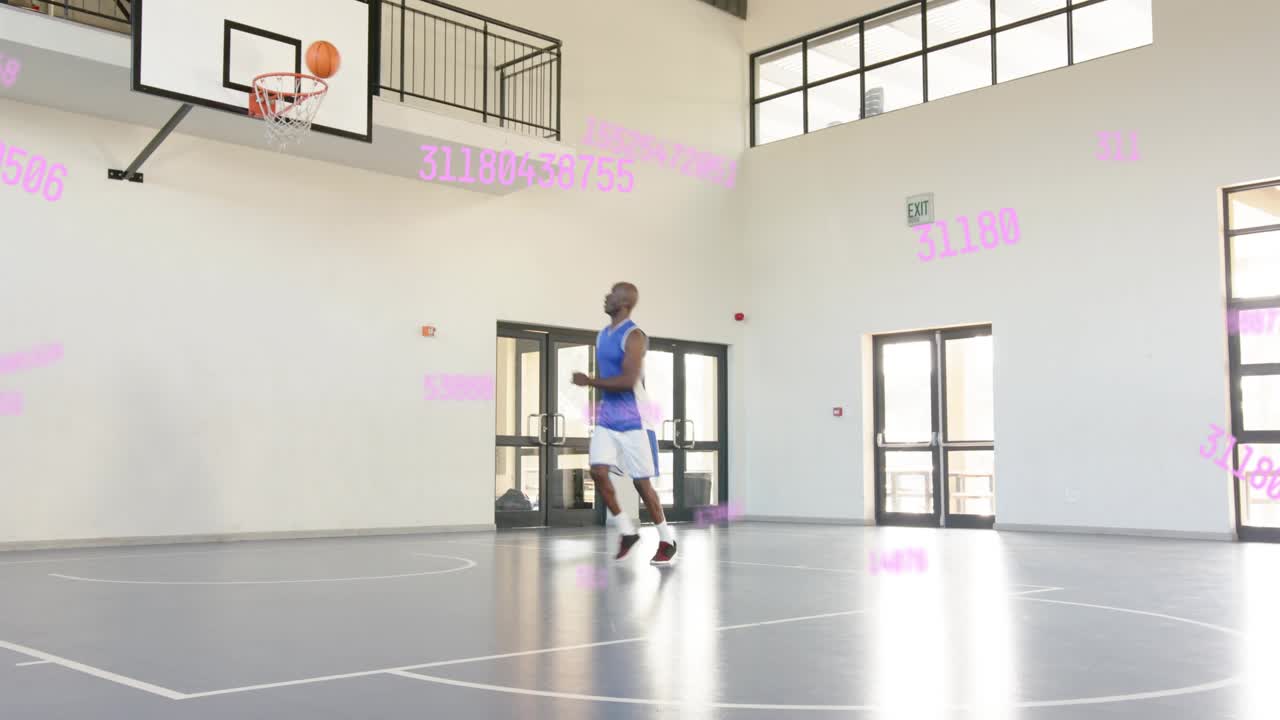 Giocatore adulto di sesso maschile che inizia a palleggiare verso il canestro, si dirige in palestra, si esercita a tirare per l'allenamento sportivo