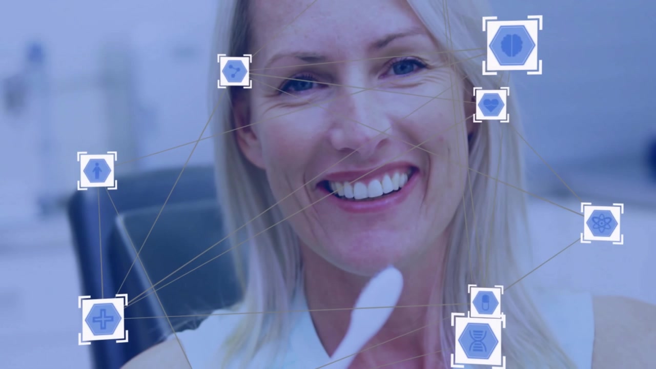 Donna sorridente con icone mediche e animazione di connessioni di rete sul suo viso