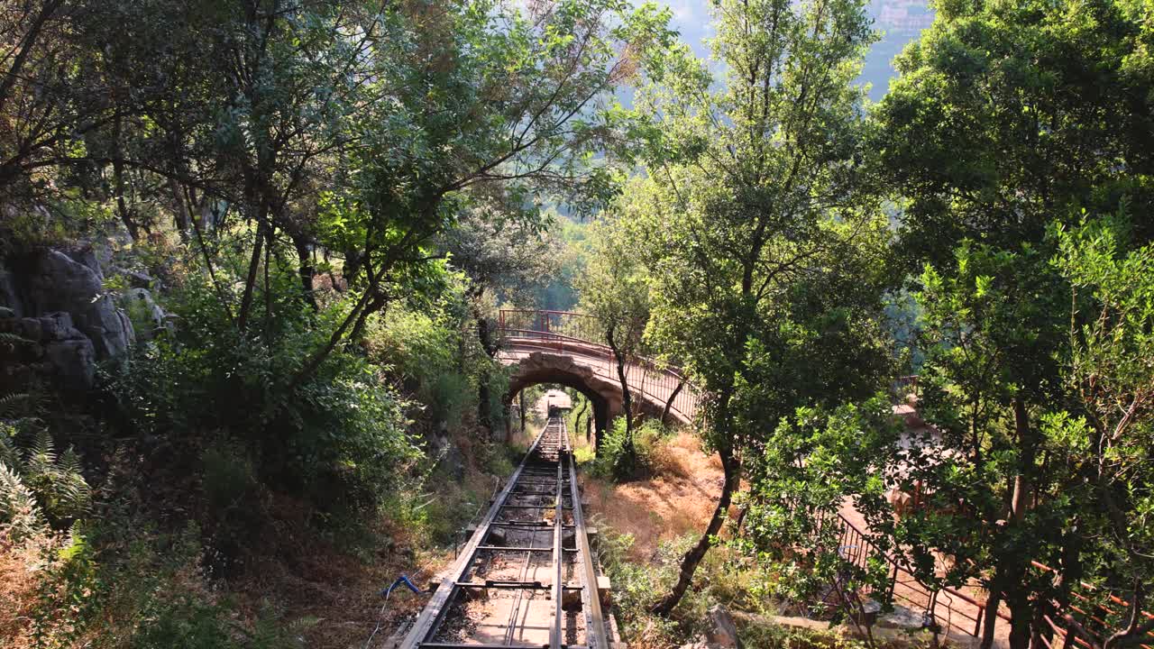 pov desde un funicular acercándose a un pequeño túnel en la gruta de zahlan en syr el danniyeh, líbano
