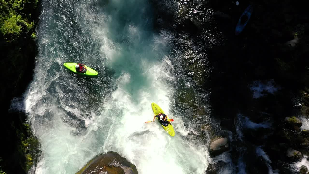Vista aerea di un kayaker da acque bianche che affronta rapide di classe IV nella sezione Mill Creek del fiume Rogue nell'Oregon meridionale.