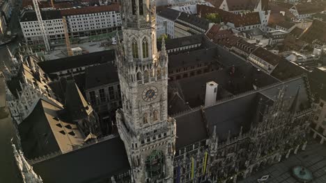 fachada y torre alta del nuevo ayuntamiento en la ciudad de múnich, alemania