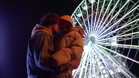 Pareja-Romántica-Bailando-En-La-Calle-Urbana.-Hombre-Y-Mujer-Besándose-Al-Aire-Libre-Por-La-Noche.