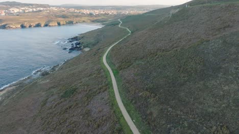 Camino-De-Montaña-En-La-Orilla-Del-Mar-En-La-Isla-Sisargas-En-Galicia,-España