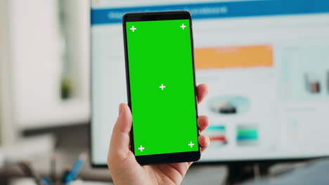 trabajador de la compañía con un teléfono inteligente