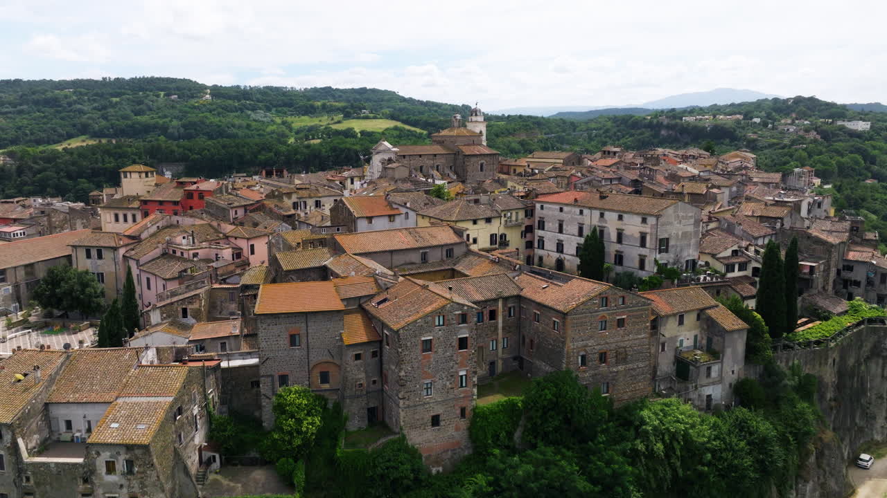 vista de la ciudad medieval de orte en lo alto de una colina rocosa en lazio, italia