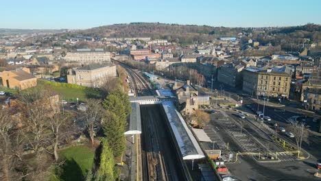 Pequeña-Ciudad-En-Inglaterra-Que-Muestra-La-Estación-De-Tren,-Las-Vías-Del-Tren-Y-La-Ciudad-Ocupada-Con-Tráfico-Y-Carreteras