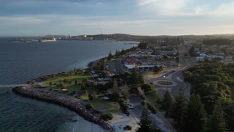 Luftaufnahme-Der-Wunderschönen-Küste-Und-Des-Kreisverkehrs-In-Einem-Vorort-Der-Stadt-Esperance,-Westaustralien-Während-Der-Goldenen-Stunde