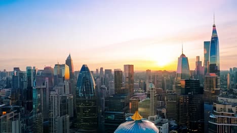 el sol se levanta sobre el horizonte de kuala lumpur, malasia, proyectando un caloroso resplandor en los edificios de la ciudad.
