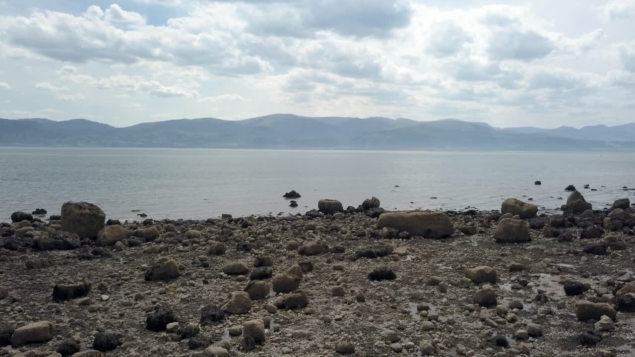 странный жуткий марсианский горный хребет скалистый инопланетный каменный пляж береговая линия медленное движение вперед к океану