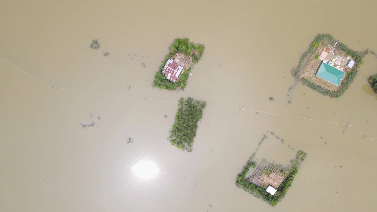 น้ำท่วมในช่วงฤดูมรสุมที่หมู่บ้านชนบทร้างในซิลเฮต ประเทศบังกลาเทศ ภาพมุมสูงจากด้านบน