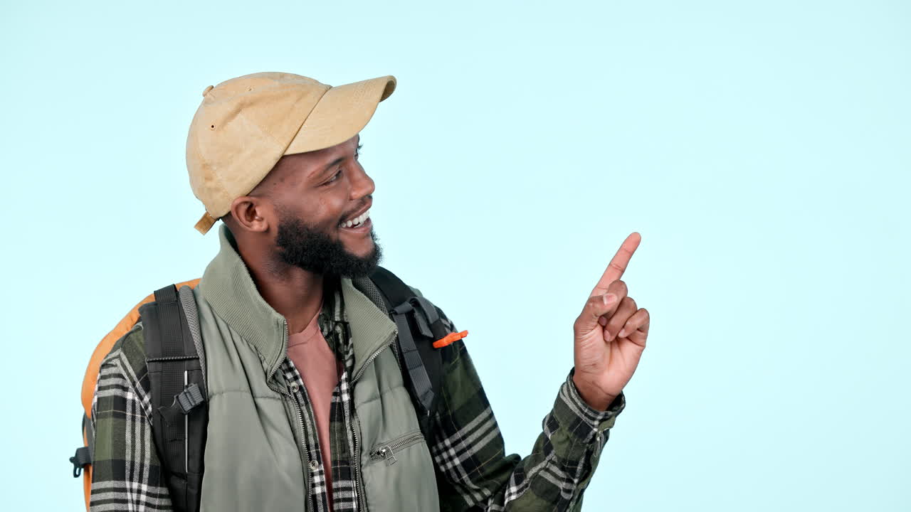 hombre negro feliz, mochila y señalando