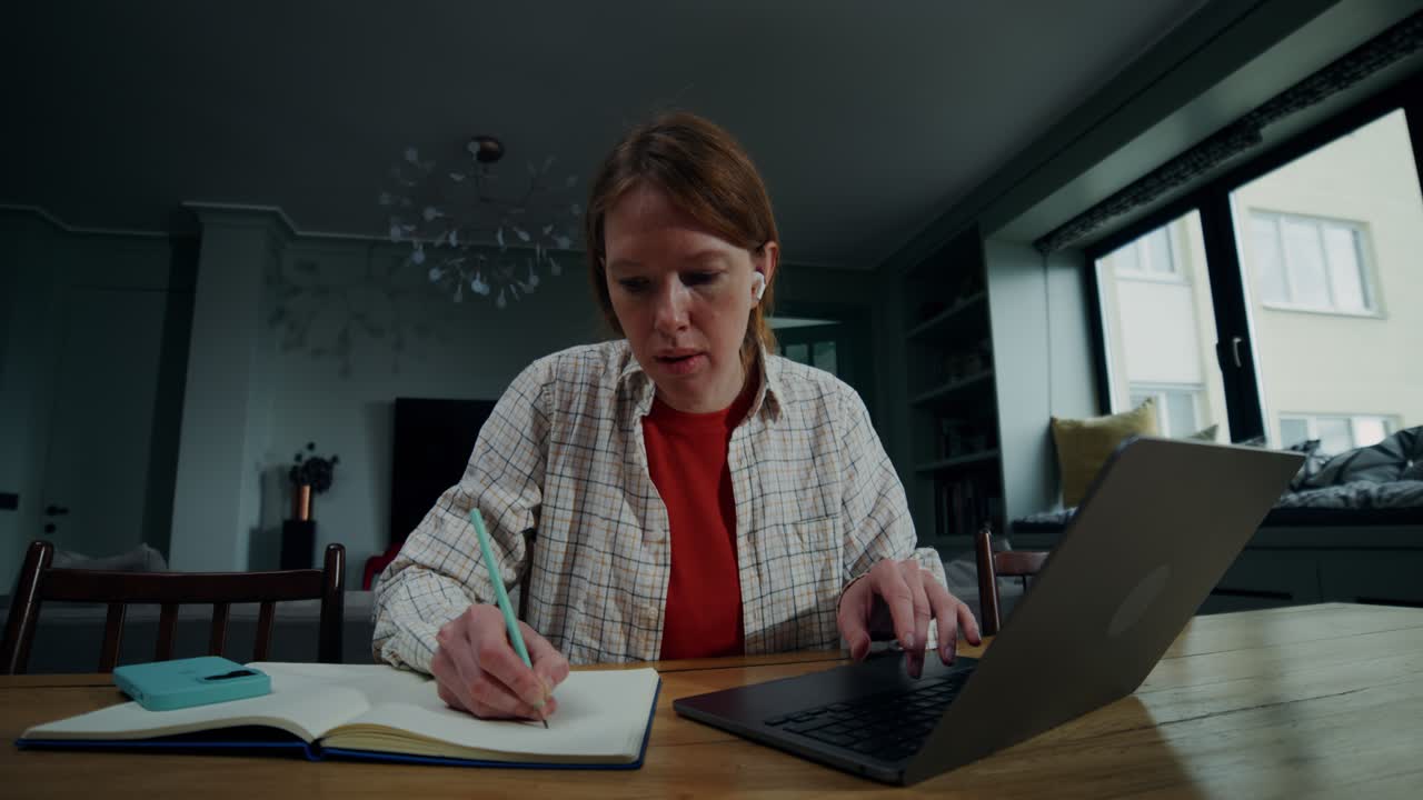 mujer trabajando desde casa