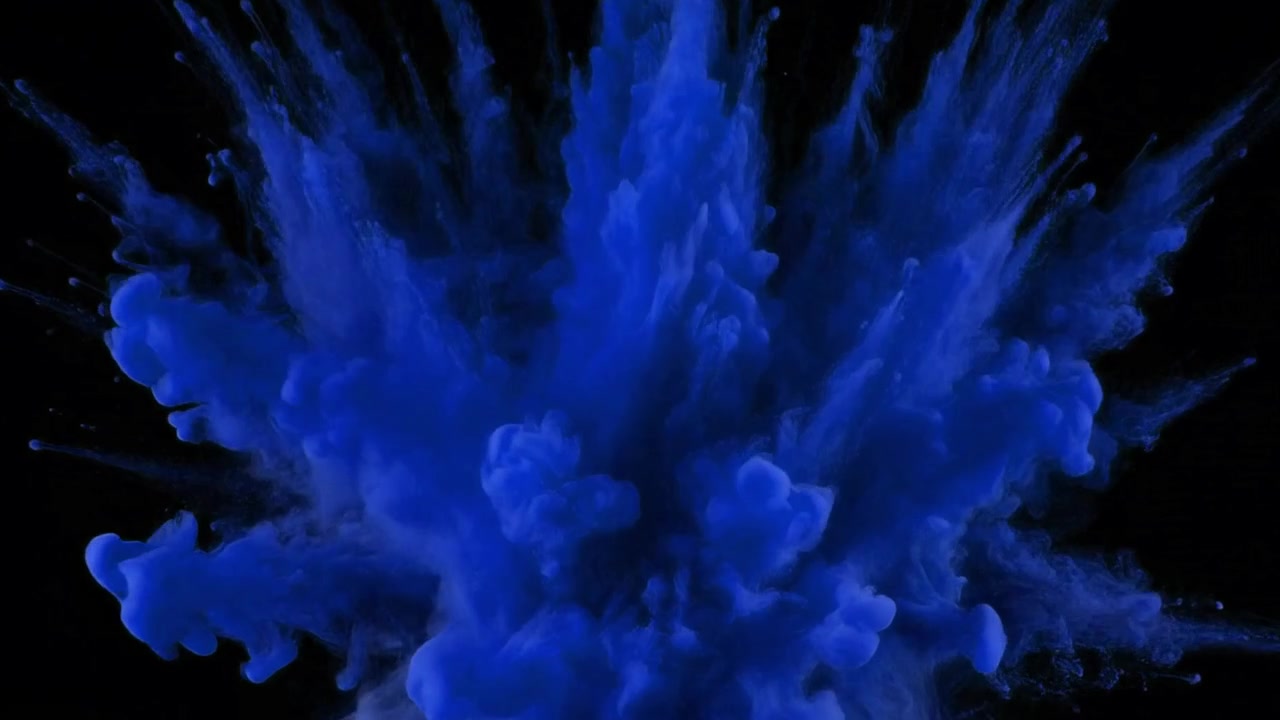Esplosione di polvere blu su sfondo nero