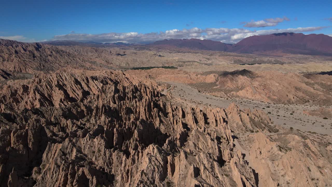un avión no tripulado volando sobre formaciones rocosas dramáticas en la quebrada de las flechas en salta, argentina
