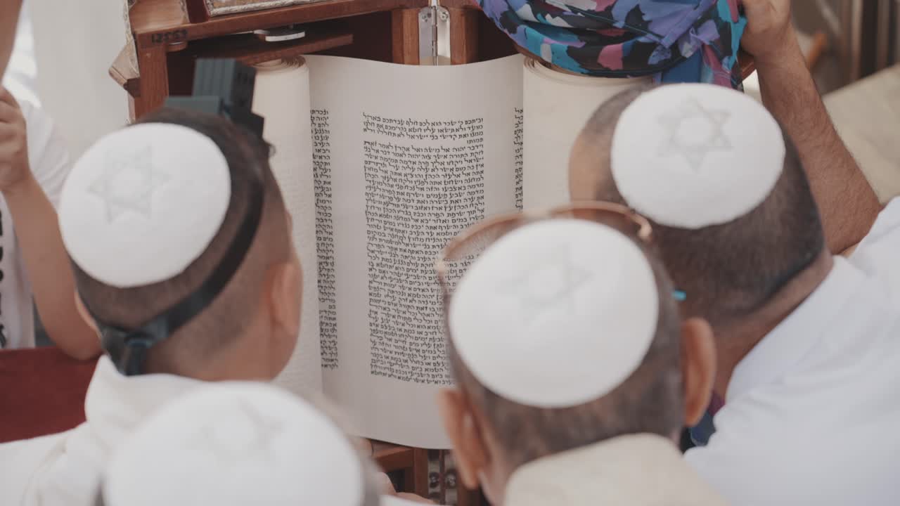 bar mitzvah 유대인 소년은 kipa와 함께 예루살렘 이스라엘 신성한 텍스트의 토라에서 읽습니다.