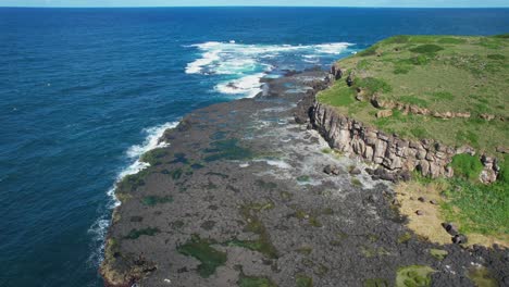 Costa-Rocosa-De-La-Reserva-Acuática-De-La-Isla-Cook-En-Nueva-Gales-Del-Sur,-Australia