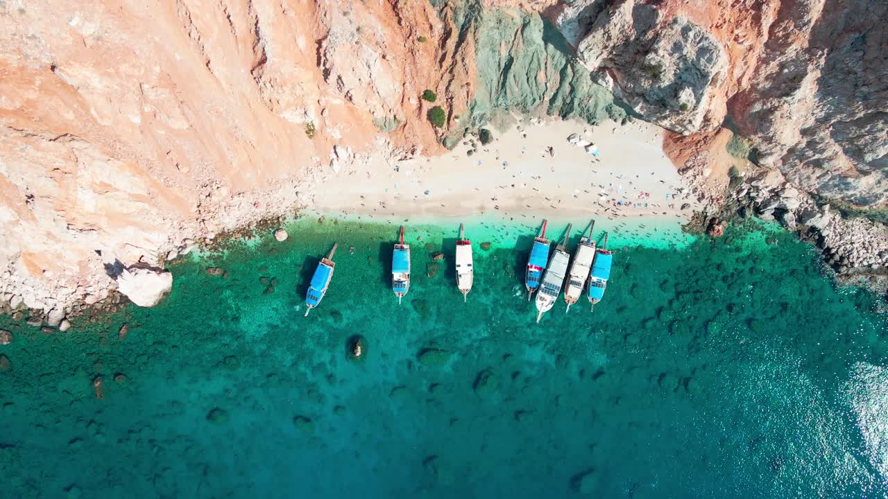 Antalya – Türkiye, Adrasan Denizi'ndeki Suluada Adası'nın 4K havadan drone görüntüsü
