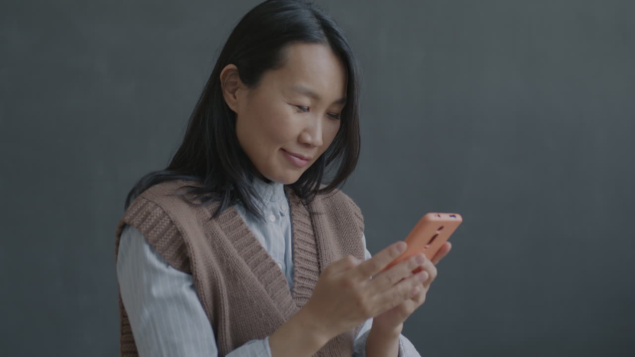 스마트 폰을 사용하는 여성