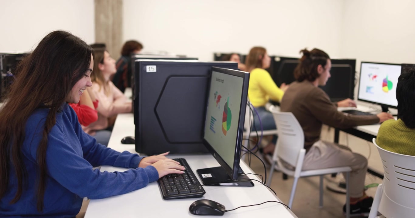 Giovane donna che lavora al computer in aula