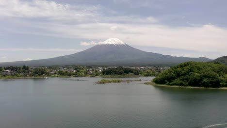 colorida foto aérea del icónico y majestuoso volcán monte fuji con un paisaje pintoresco, el lago kawaguchi y el pico cubierto de nieve en un día soleado y despejado en fuji, japón