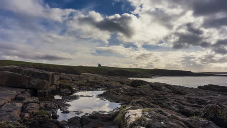 Zeitraffer-Der-Zerklüfteten-Felsküste-An-Einem-Sonnigen,-Bewölkten-Tag-Mit-Classiebawn-Castle-In-Der-Ferne-In-Mullaghmore-Head-In-Der-Grafschaft-Sligo-Am-Wild-Atlantic-Way-In-Irland