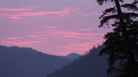 Hermosa-Puesta-De-Sol-Rosa-Y-Púrpura-Sobre-La-Cordillera-Costera