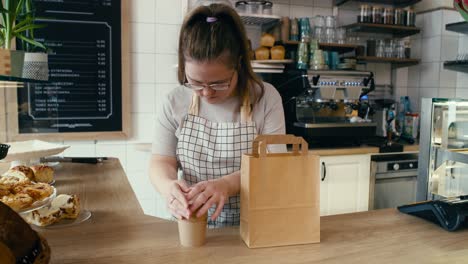 mujer caucásica con síndrome de down pasando llevarse la comida a la cámara