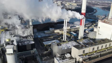 Toma-Aérea-De-Vapor-Rizado-De-Una-Chimenea-De-Una-Central-Térmica-En-Polonia