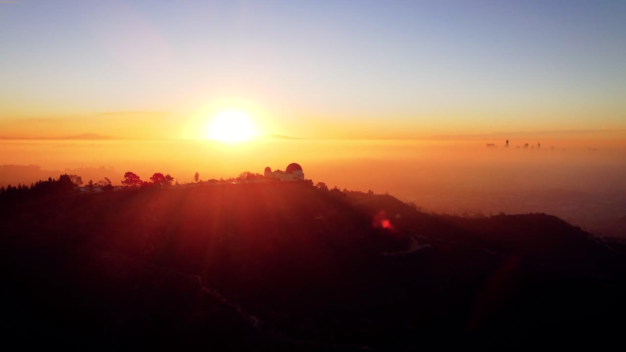 amanecer con el observatorio en grifftih park en los angeles california