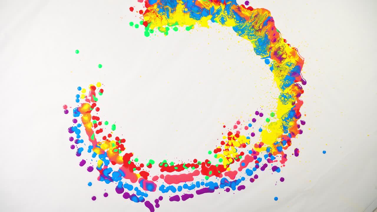 다양한 색의 오일 페인트가  종이 위에 흘러내리고 원으로 회전하면서 색이 융합됩니다.