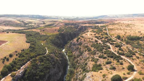 Tiro-De-Revelación-Aérea-Del-Desfiladero-Del-Cañón-De-Aggitis,-Hito-Natural-De-Grecia