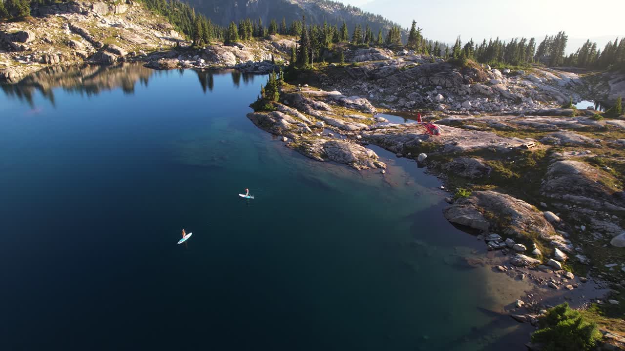평온한 호수에서 산꼭대기 패들보드