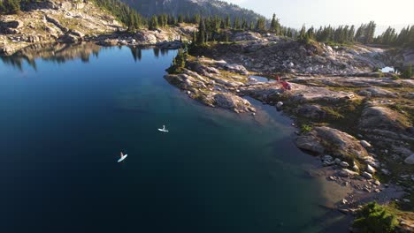 Paddleboarding-Auf-Einem-Berggipfel-Auf-Einem-Ruhigen-See