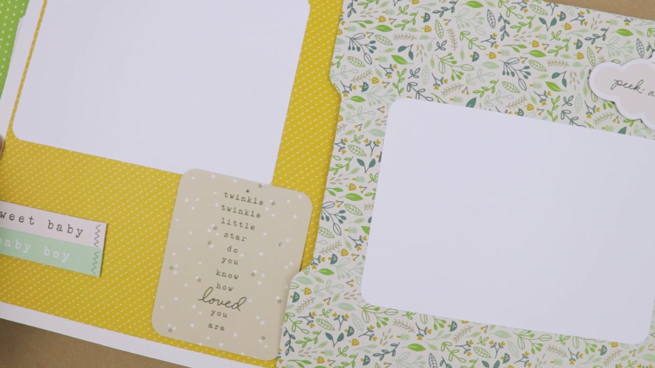 Layout per scrapbook a tema neonato con spazio per foto e testo.