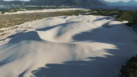 Las-Majestuosas-Dunas-De-Arena-De-Joaquina-En-Florianópolis,-Brasil,-Se-Alzan-Altas-E-Impresionantes,-Esculpidas-Por-Las-Fuerzas-De-La-Naturaleza-A-Lo-Largo-Del-Tiempo.