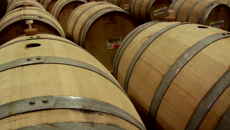 barriles de vino en una bodega del condado de santa bárbara california 1