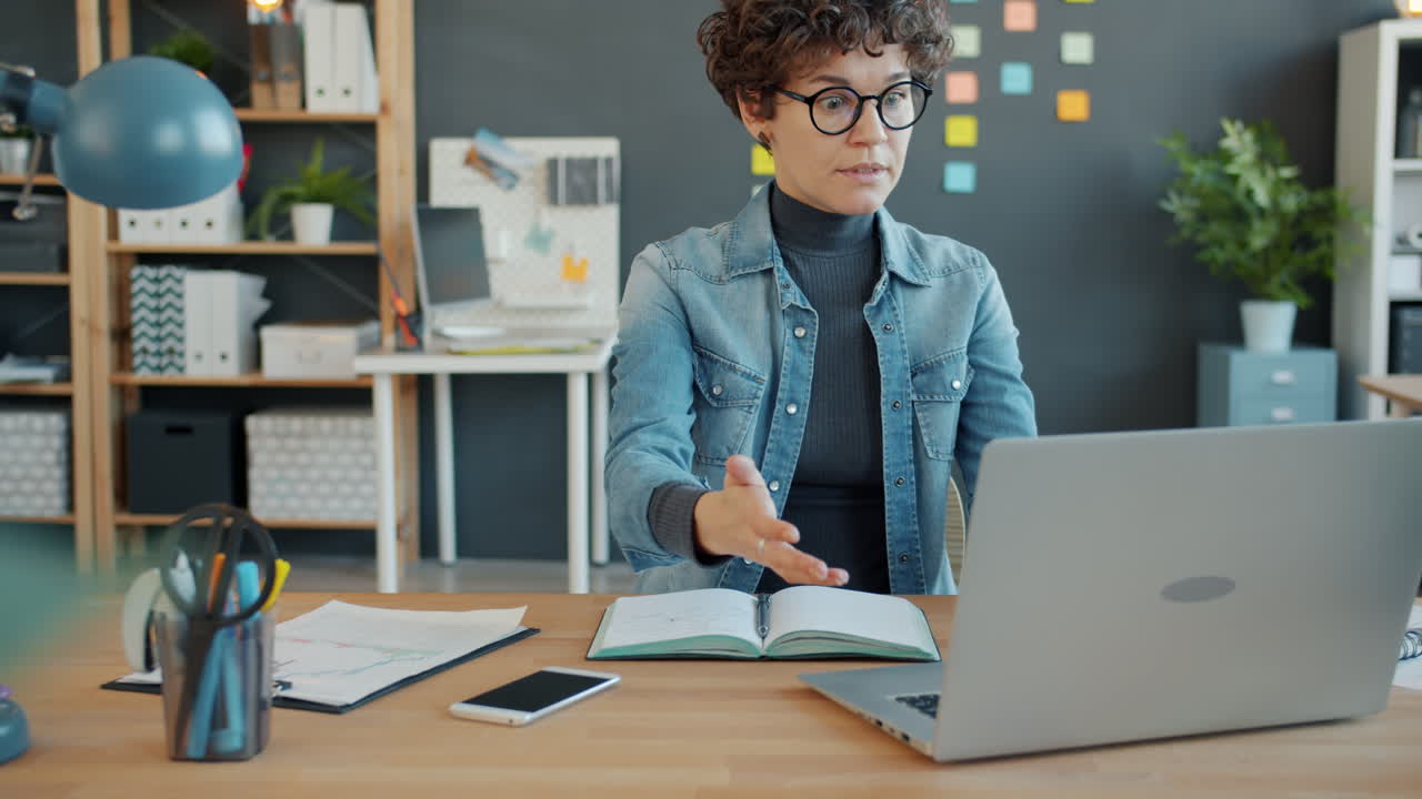 mujer trabajando en una oficina moderna