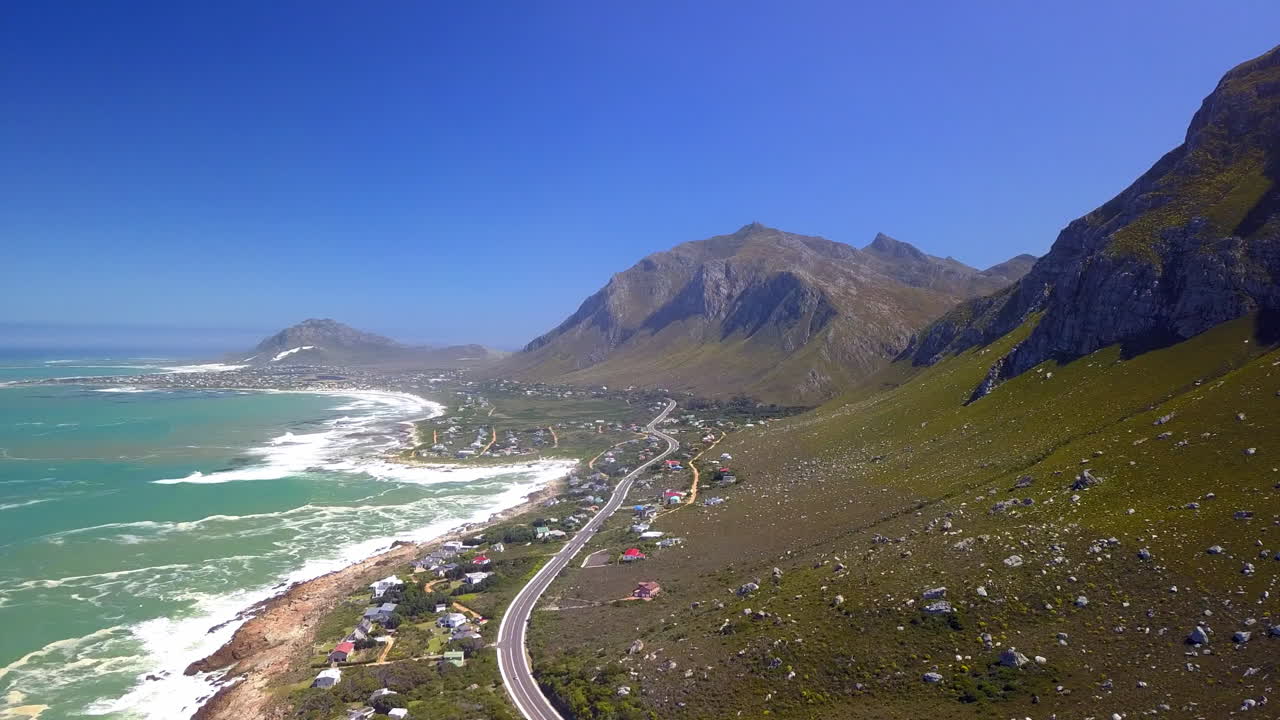 아름다운 바다는 항상 해안에 인사할 준비가 되어 있습니다.