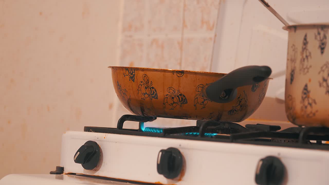 주방에서 전기 가스로 요리하기