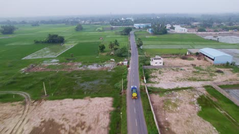 Vista-Aérea-De-Una-Zona-Rural-India-Mientras-Sigue-Un-Camión-Cisterna