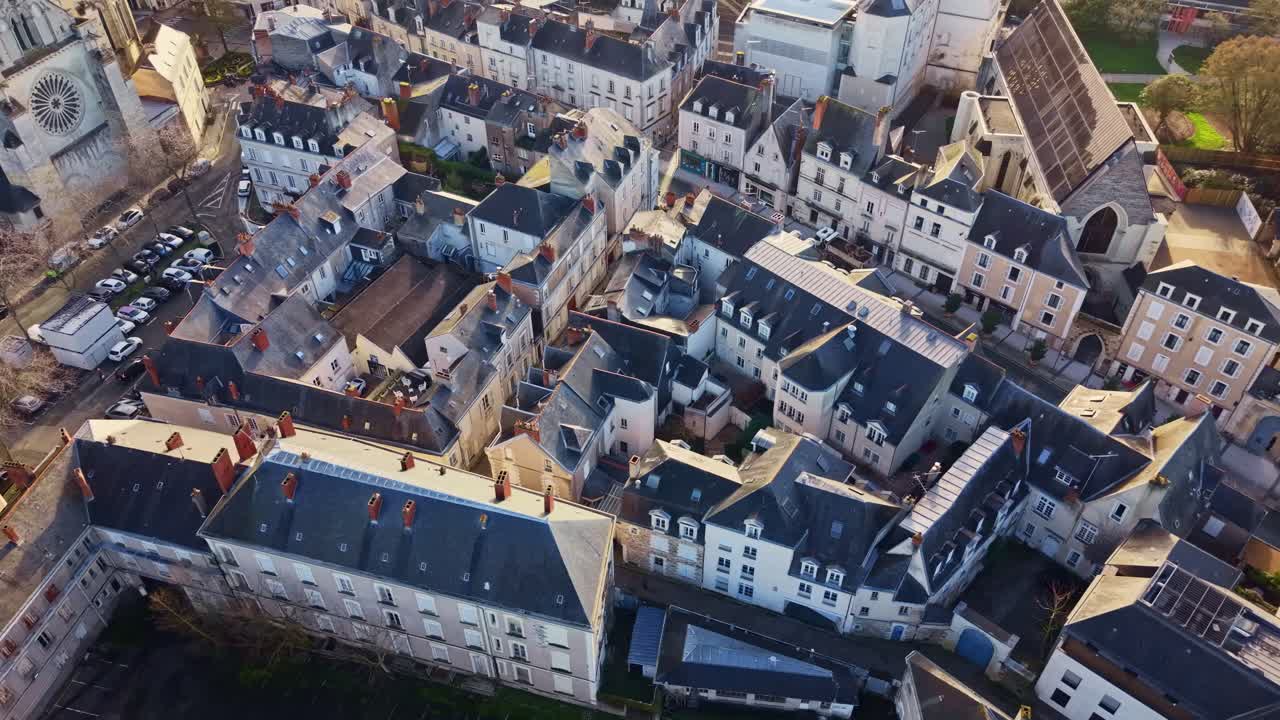 Vista drone che sorvola i tetti storici, le strade strette e i cortili del centro città di Angers, Francia. Ripresa aerea dall'alto in avanti.