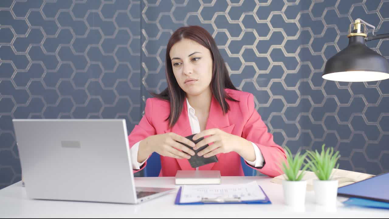 돈이 없는 젊은 사업가, 빈 지갑.