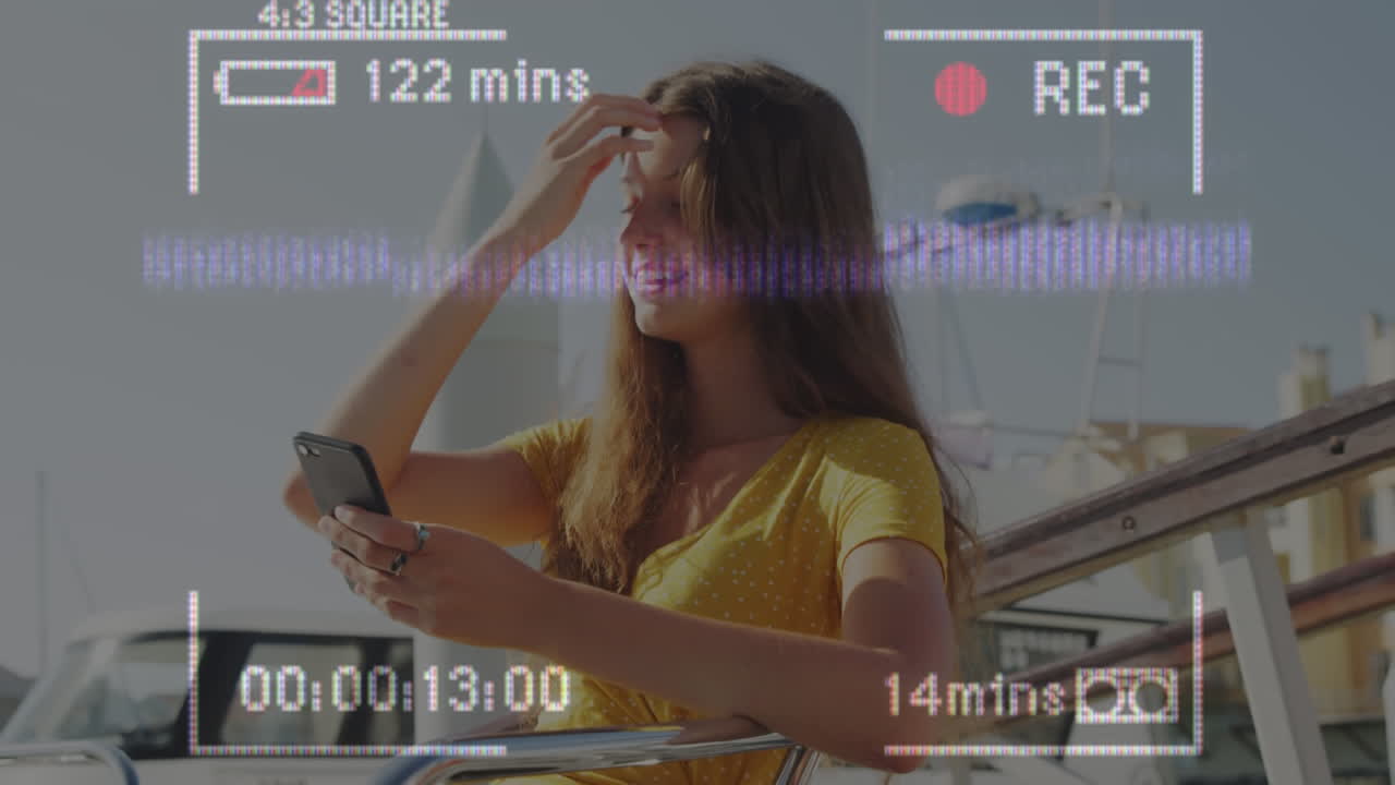 animación de la interfaz de grabación de video, con una chica feliz en un barco al sol usando un teléfono inteligente