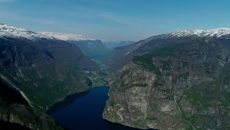 Bucht-In-Der-Nähe-Von-Flam,-Norwegen---Absteigende-Luftaufnahme-Des-Zerklüfteten-Geländes