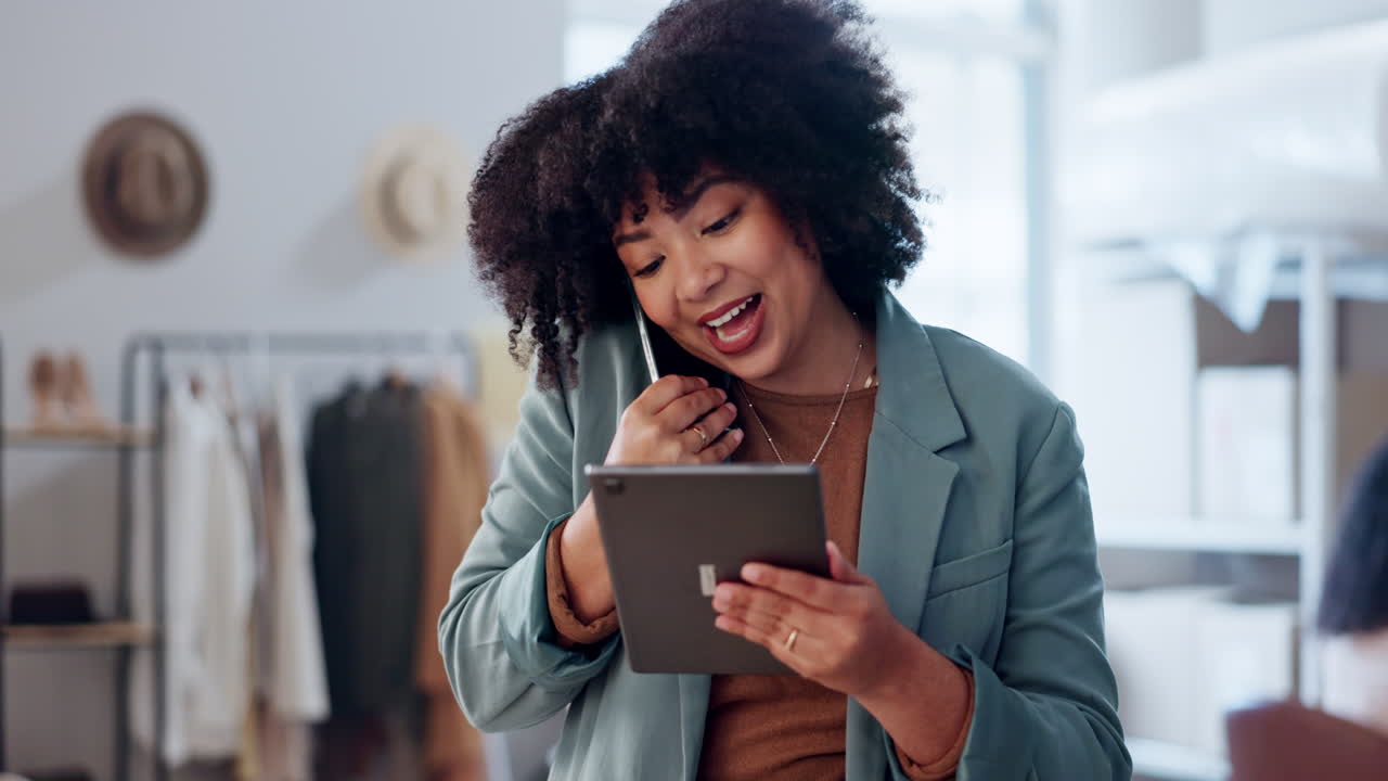 Donna, telefonata e tablet per la moda
